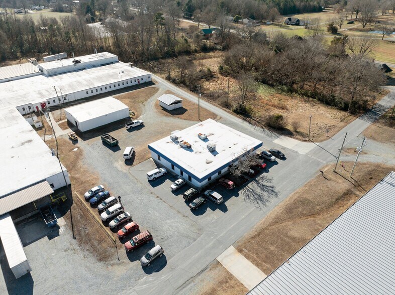 More Photos Of 206 E Frazier Ave, Liberty Unknown For Lease