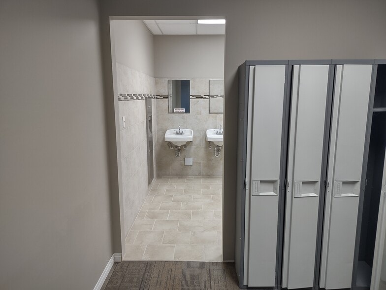 More Photos Of 450144 82nd St E, Aldersyde Manufacturing For Sale