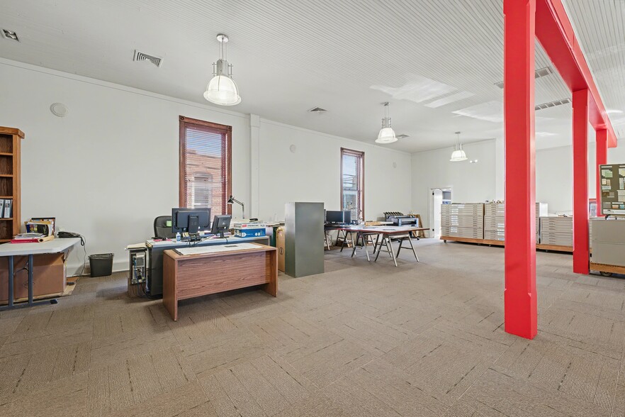 More Photos Of 116B W Walnut St, Rogers Office For Lease