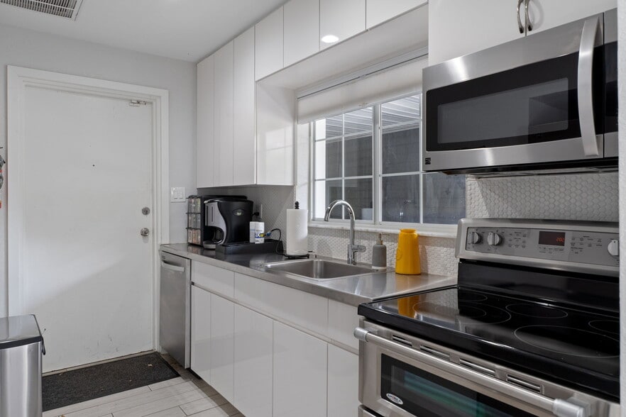 More Photos Of 17110 Gunn Hwy, Odessa Loft Creative Space For Sale