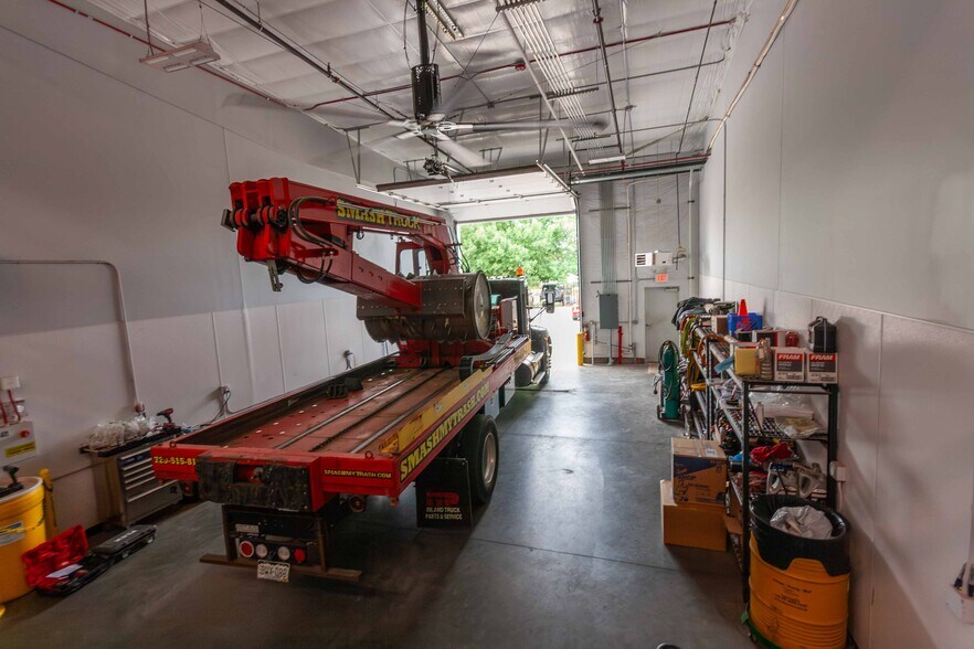 More Photos Of 7292 Greenridge Rd, Windsor Warehouse For Lease