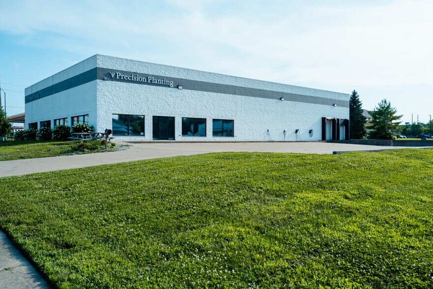 Primary Photo Of 1401 Commerce Pky, Bloomington Flex For Sale