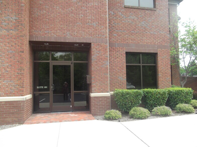 More Photos Of 509 New Highway 96 W, Franklin Medical For Lease