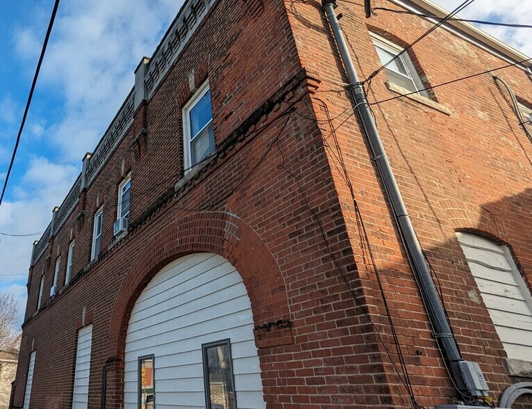 More Photos Of 805 S Michigan Rd, Burlington Storefront Retail Residential For Lease