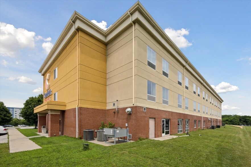 More Photos Of 2750 Fortune Cir W, Indianapolis Hotel For Sale