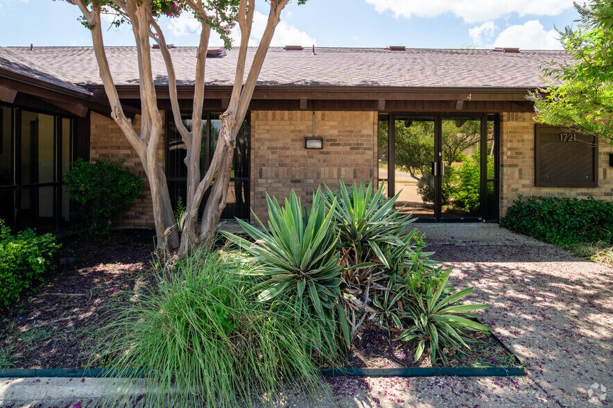 More Photos Of 1721 Cimarron Trl, Hurst Medical For Lease