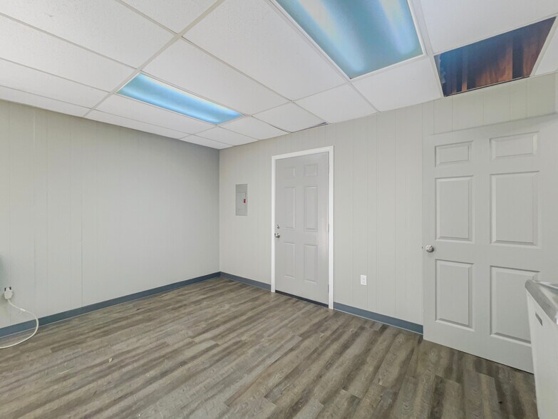 More Photos Of 800 Industrial Cir, Phenix City Distribution For Sale