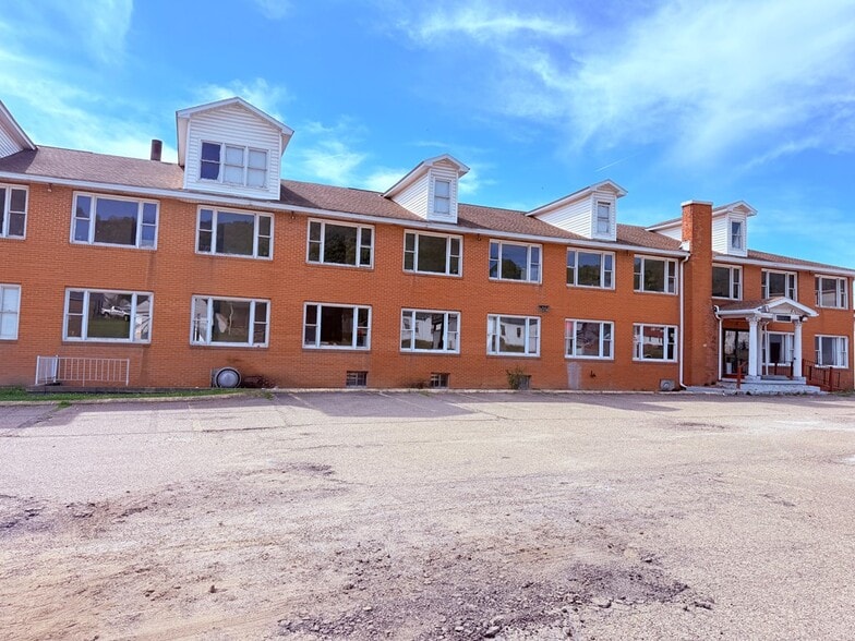 More Photos Of 834 3rd St, New Martinsville Hotel For Sale