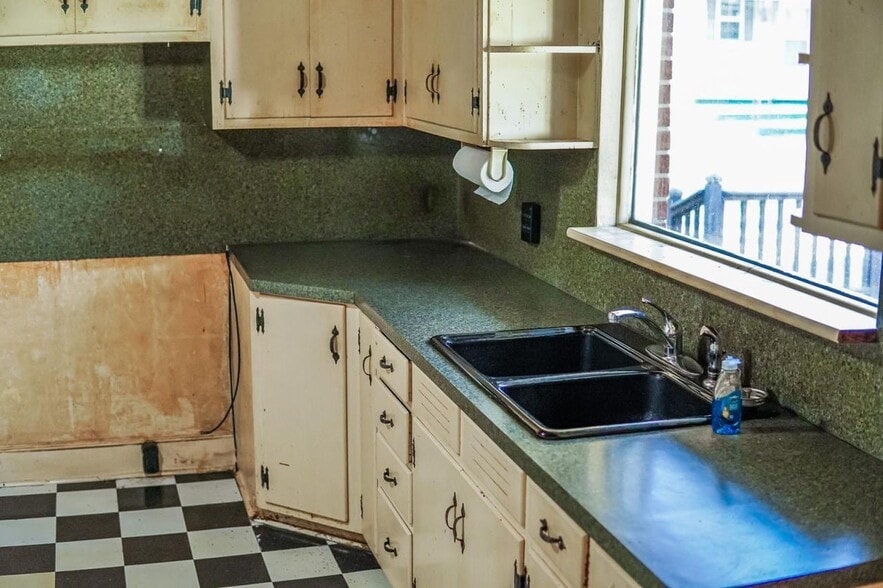 More Photos Of 4924 Freedom Dr, Charlotte Flex For Sale