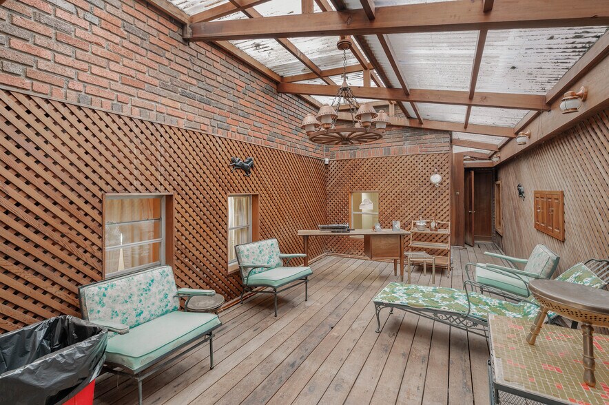 More Photos Of 531 W Main St, Denison Office For Sale