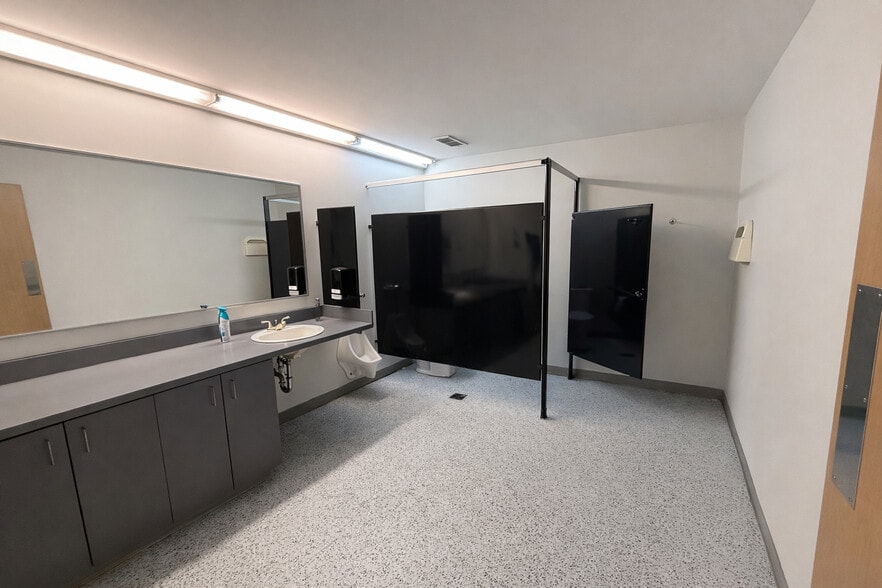 More Photos Of 100 W Guilford St, Thomasville Office For Lease