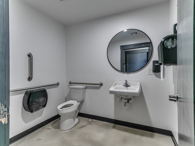 More Photos Of 504 Stinson St, Norman Convenience Store For Sale