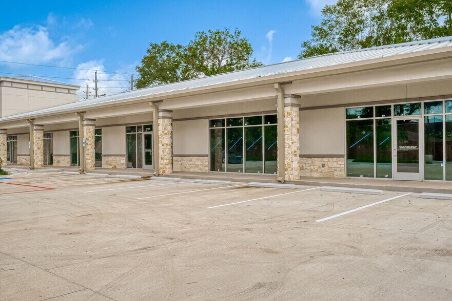 More Photos Of 910 East Ave, Katy Showroom For Lease