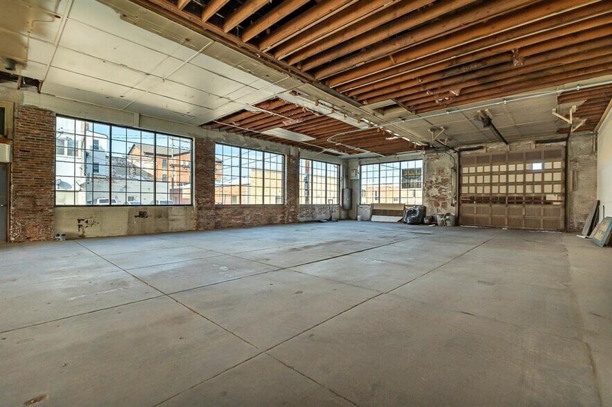 More Photos Of 1084 Iowa St, Dubuque Light Manufacturing For Lease