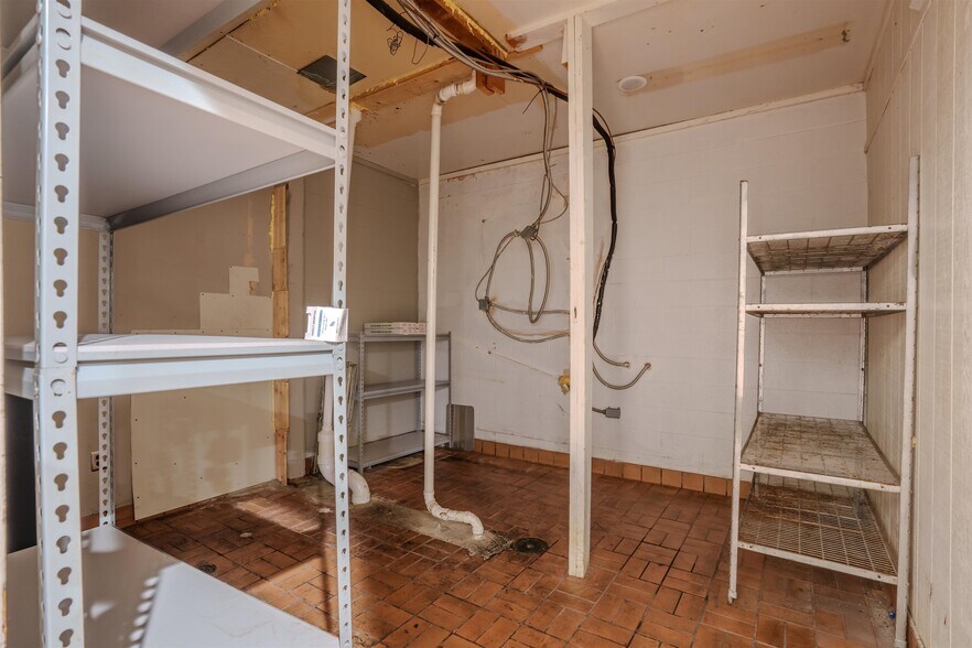 More Photos Of 4840 Hatch Blvd, Muscle Shoals Restaurant For Sale