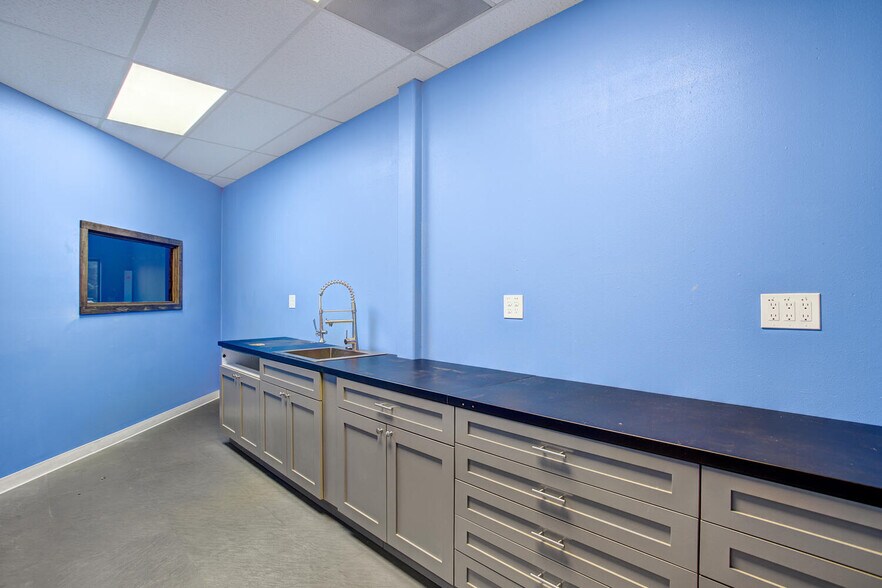 More Photos Of 842 N Summit Blvd, Frisco Storefront For Sale