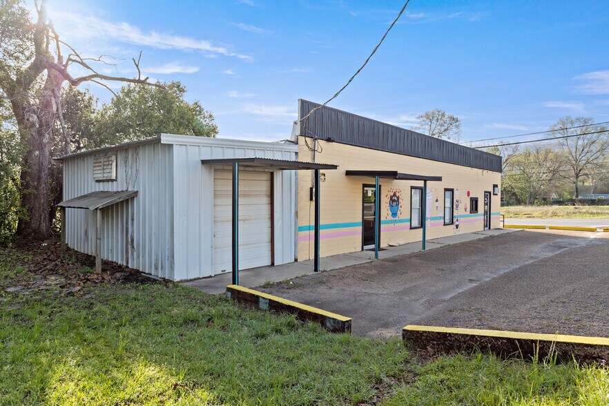 More Photos Of 201 E Bluff St, Woodville Restaurant For Sale