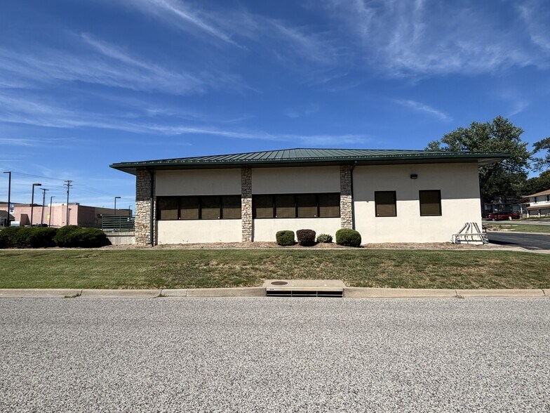 More Photos Of 5125 Roe Blvd, Mission Office For Sale