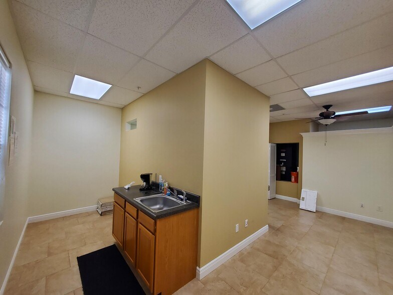 More Photos Of 375 Commercial Ct, Venice Office For Lease