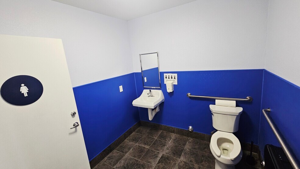 More Photos Of 306-308 Roberts Ln, Bakersfield Storefront Retail Residential For Sale