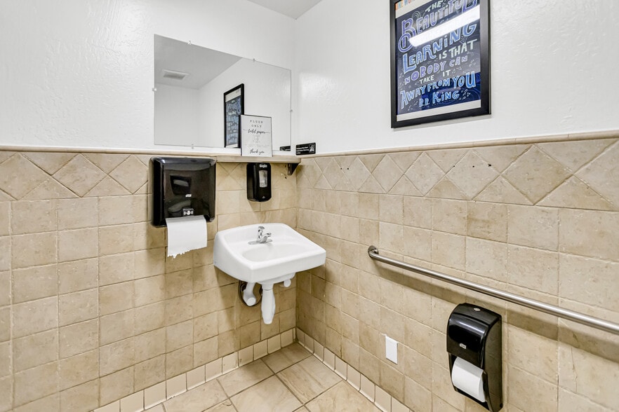 More Photos Of 1011 Del Paso Blvd, Sacramento Restaurant For Sale