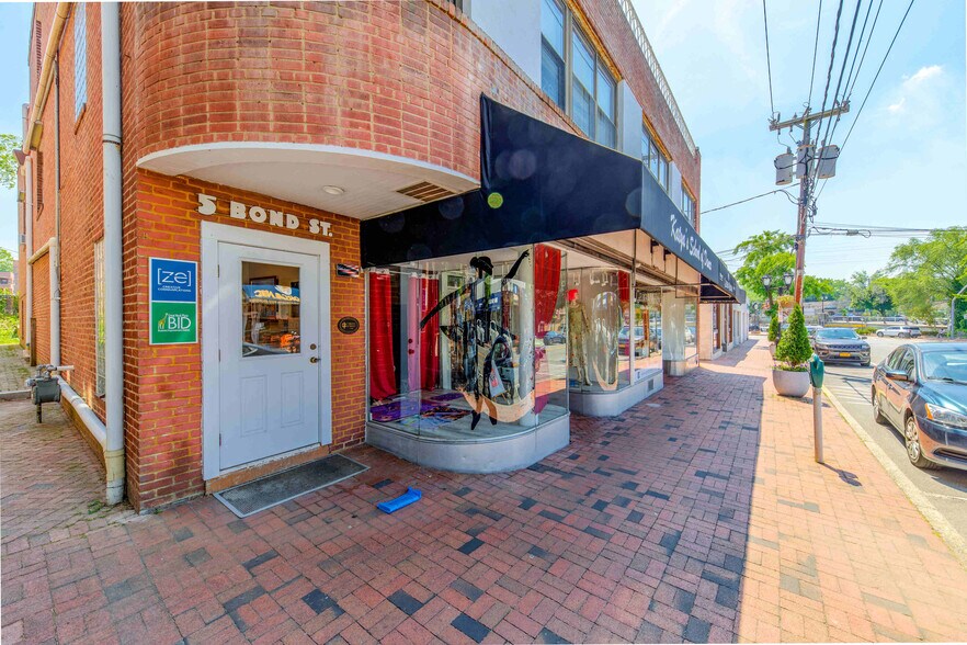 More Photos Of 5 Bond St, Great Neck Storefront Retail Office For Lease