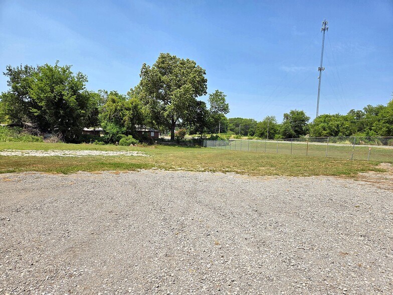 More Photos Of 33774 Highway 51, Wagoner Showroom For Lease