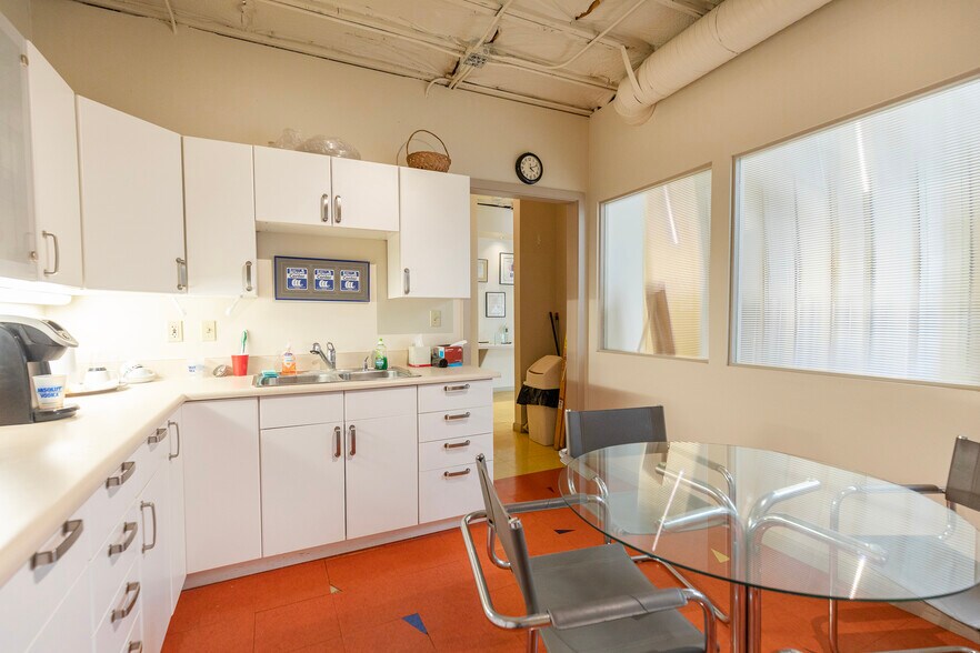 More Photos Of 1912 F St, Sacramento Office For Sale