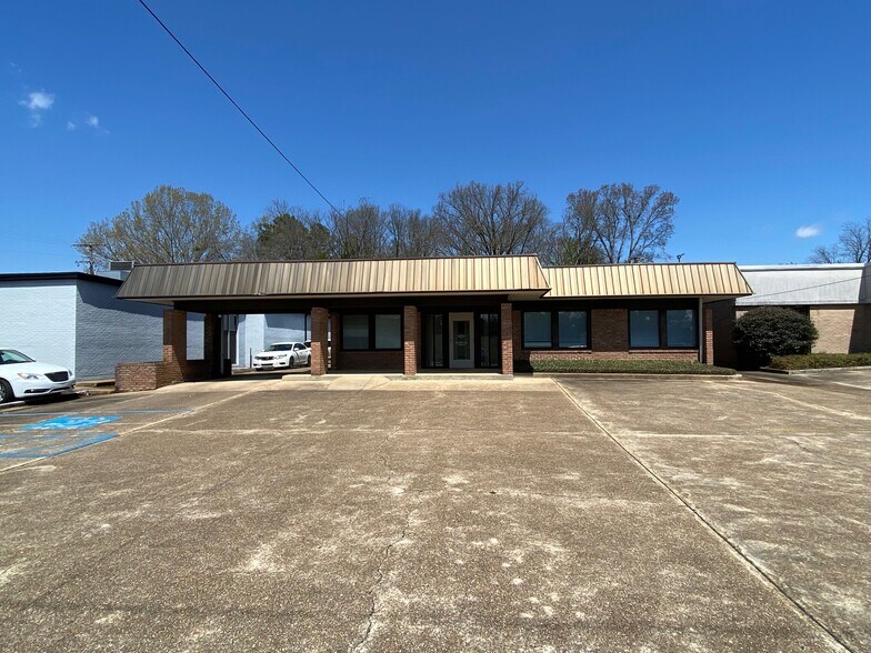 More Photos Of 808 Garfield St, Tupelo Healthcare For Lease