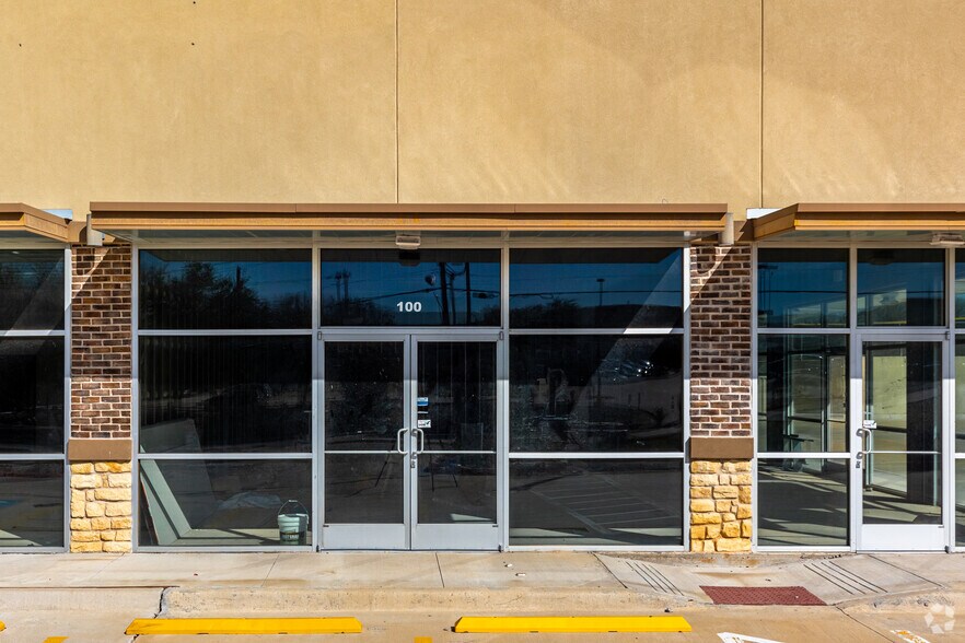 More Photos Of 2531 W Ledbetter Dr, Dallas General Retail For Sale