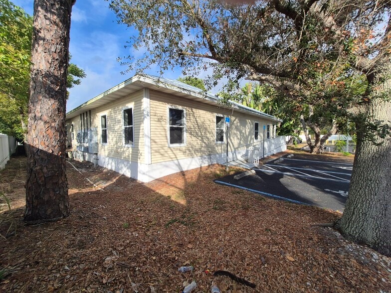 More Photos Of 12855 Banyon Creek, Fort Myers Office For Sale