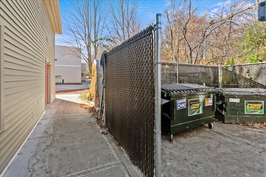 More Photos Of 13 N Main St, East Hampton Showroom For Lease