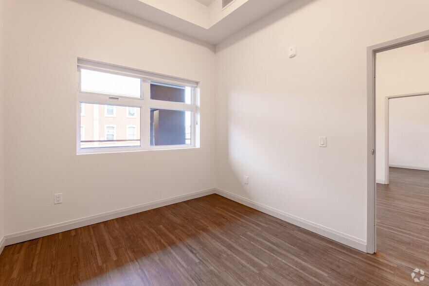 More Photos Of 16 Queen St W, Cambridge Apartments For Lease