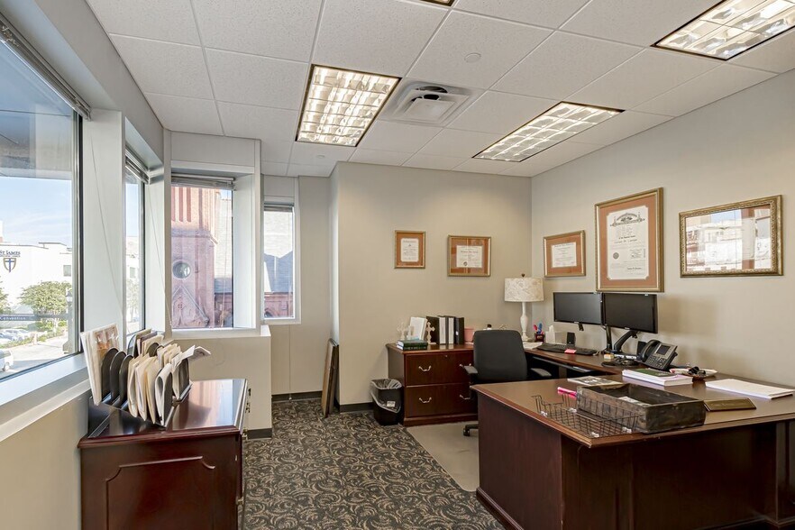 More Photos Of 400 Convention St, Baton Rouge Office For Lease