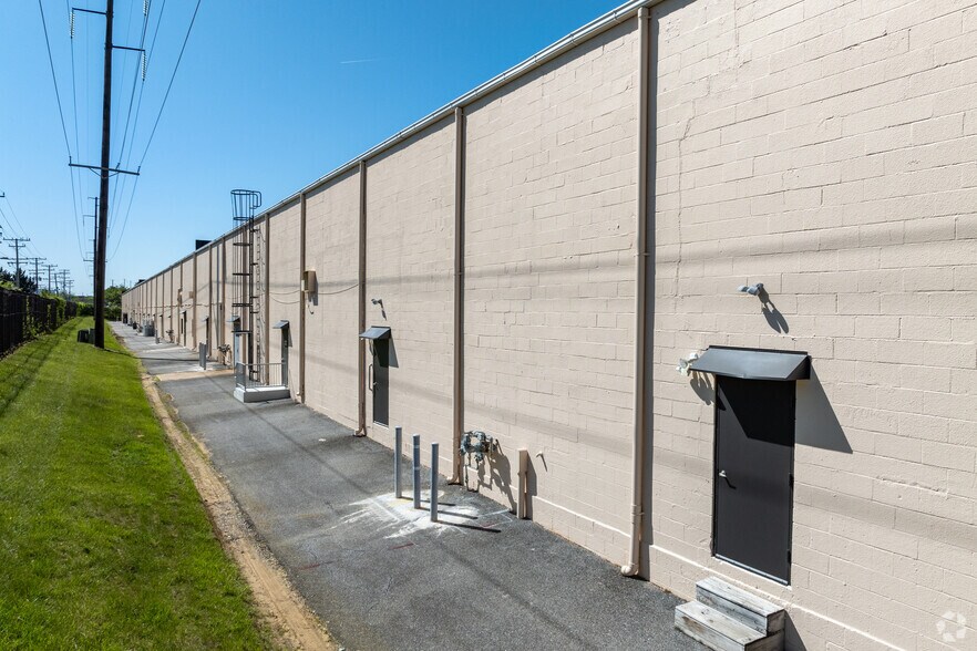 More Photos Of 1981 Moreland Pky, Annapolis Light Distribution For Lease