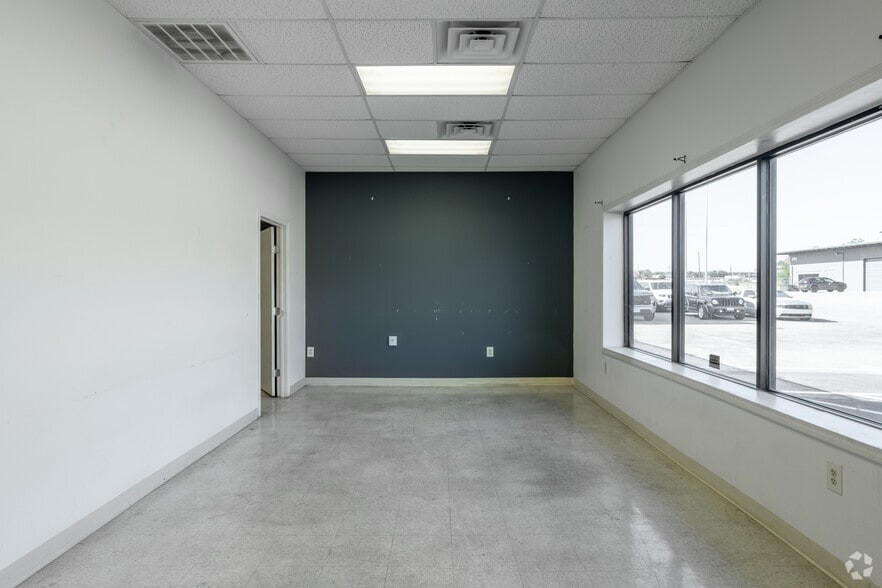 More Photos Of 3910 Warehouse Row, Austin Warehouse For Sale