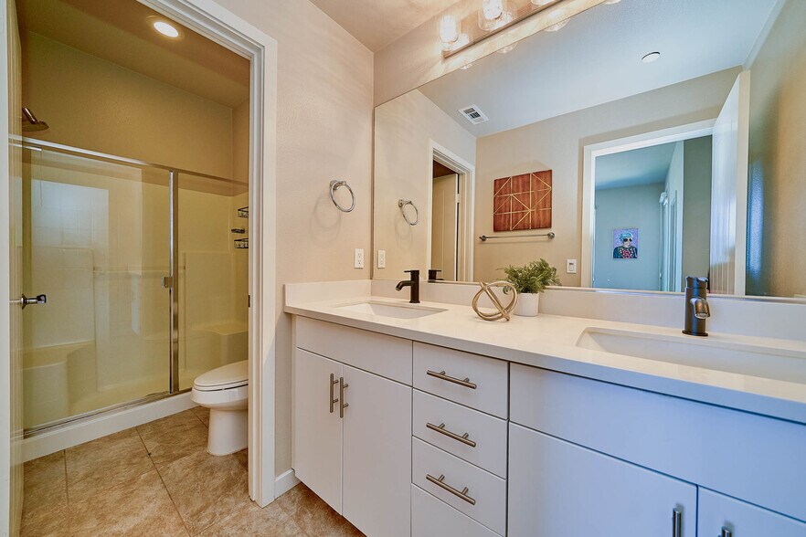 More Photos Of 801 S Anaheim Blvd, Anaheim General Retail For Sale