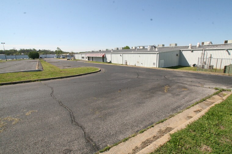 More Photos Of 260 Bennett Dr, Pulaski Warehouse For Lease