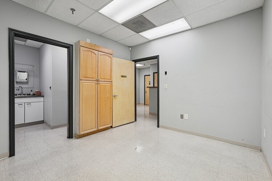 More Photos Of 970 N Broadway, Yonkers Medical For Lease