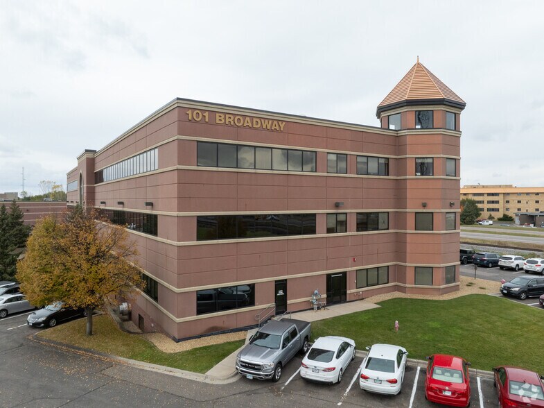 More Photos Of 101 Broadway St W, Osseo Office For Lease