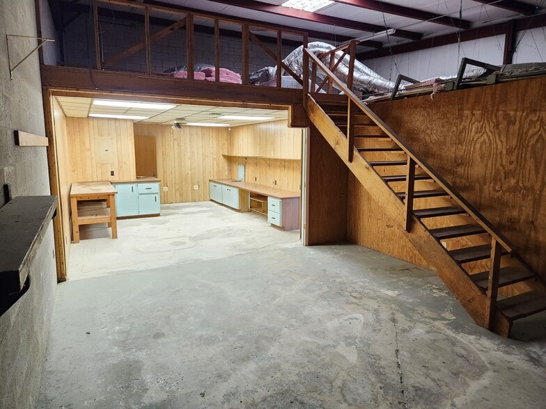 More Photos Of 1101 Sun Century Rd, Naples Warehouse For Lease