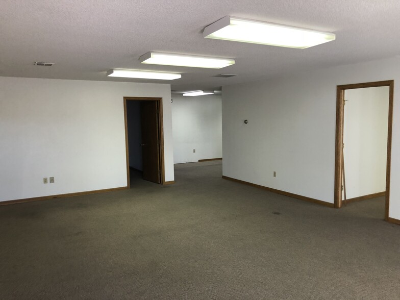 More Photos Of 2530-2536 S Leonine St, Wichita Warehouse For Lease