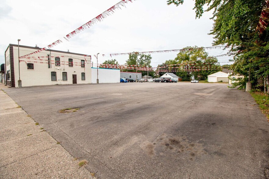 More Photos Of 2650 Central NE ave, Minneapolis General Retail For Sale