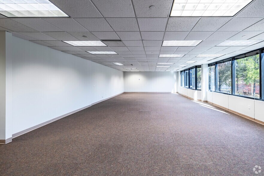 More Photos Of 2820 Waterford Lake Dr, Midlothian Office For Lease