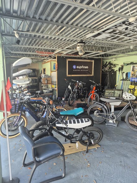 More Photos Of 2280 Main St, Sarasota Freestanding For Lease