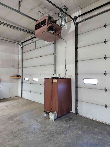More Photos Of 2384 W 23rd St, Bellaire Warehouse For Sale