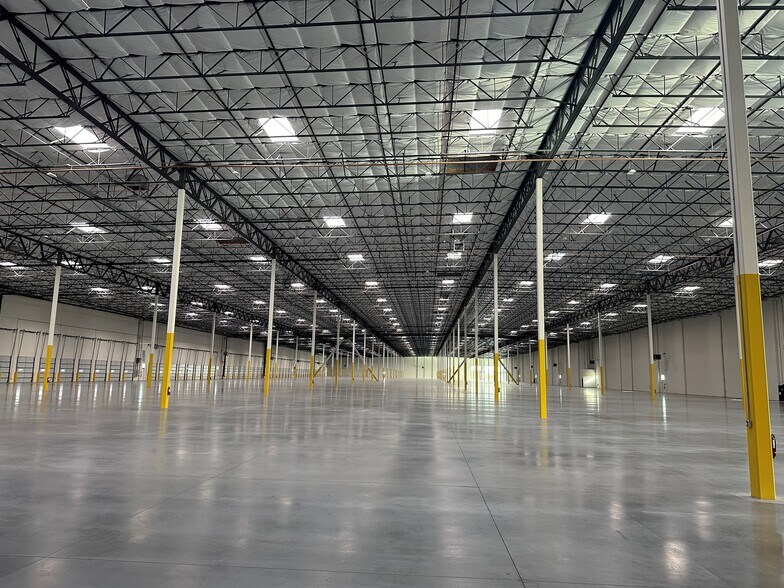 More Photos Of 6400 E Azure Ave, Las Vegas Distribution For Lease