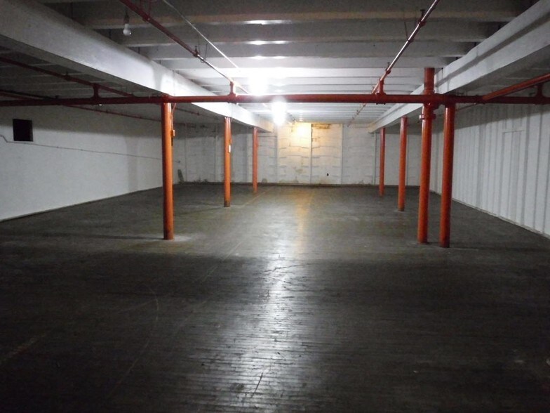 More Photos Of 1306-1310 Clark St, Manitowoc Distribution For Sale