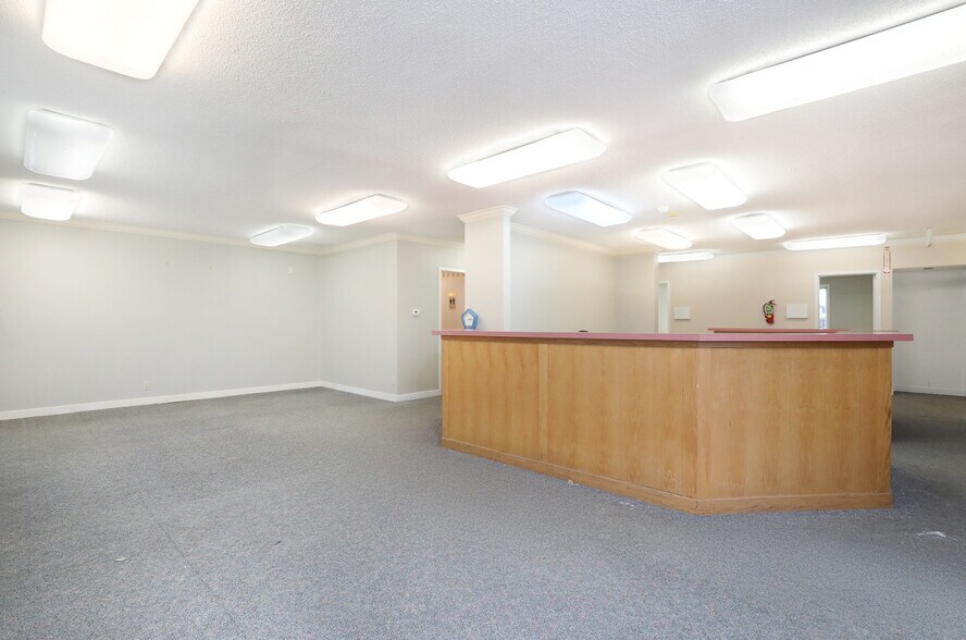 More Photos Of 321 E 3rd St N, Newton Medical For Lease