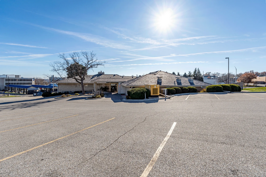More Photos Of 8900 W Dodge Rd, Omaha Medical For Lease